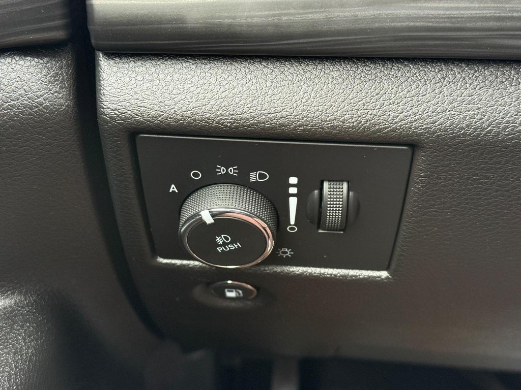 Jeep Grand Cherokee Vehicle Full-screen Gallery Image 23