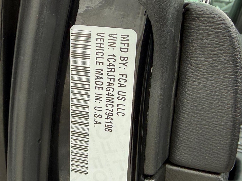 Jeep Grand Cherokee Vehicle Full-screen Gallery Image 24