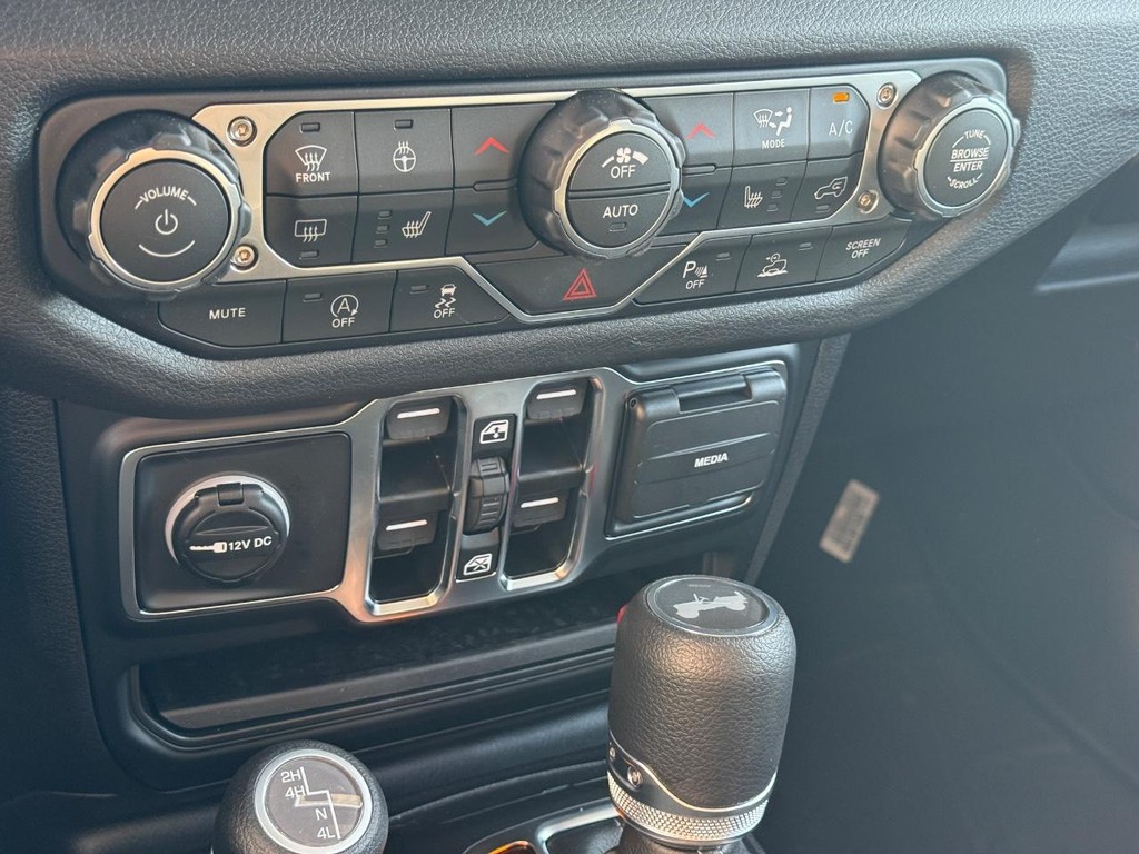 Jeep Wrangler Vehicle Full-screen Gallery Image 16