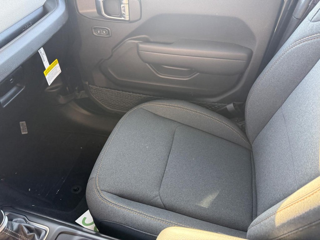 Jeep Wrangler Vehicle Full-screen Gallery Image 18