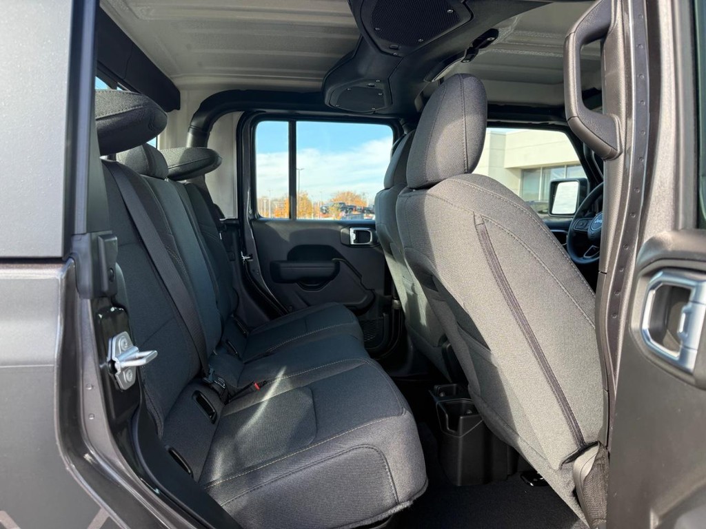 Jeep Gladiator Vehicle Full-screen Gallery Image 06