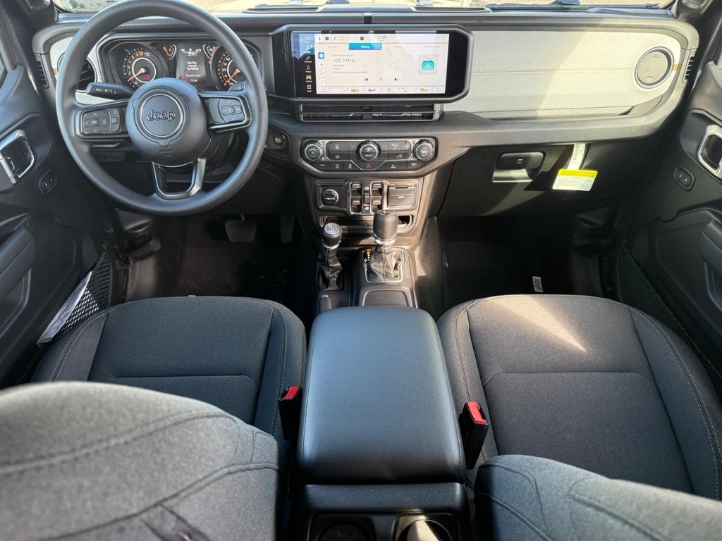 Jeep Gladiator Vehicle Full-screen Gallery Image 08