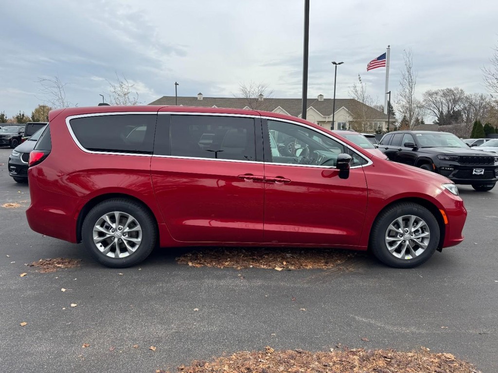 Chrysler Pacifica Vehicle Full-screen Gallery Image 03