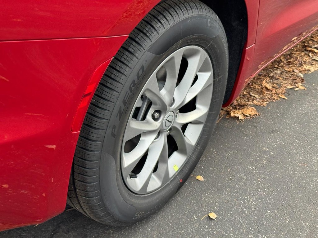 Chrysler Pacifica Vehicle Full-screen Gallery Image 06