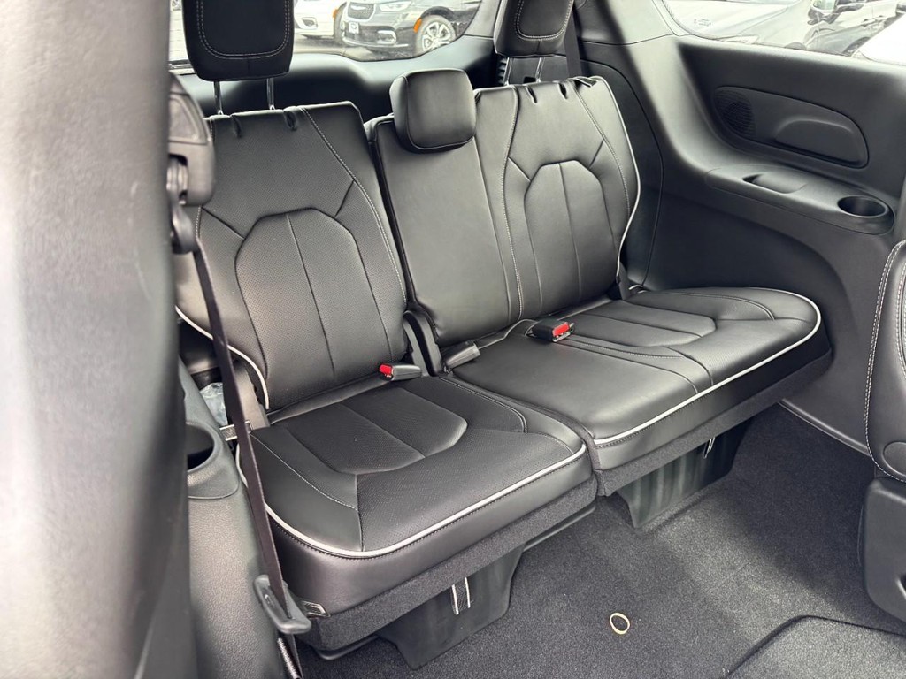 Chrysler Pacifica Vehicle Full-screen Gallery Image 07