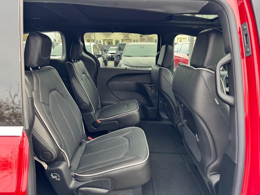 Chrysler Pacifica Vehicle Full-screen Gallery Image 08