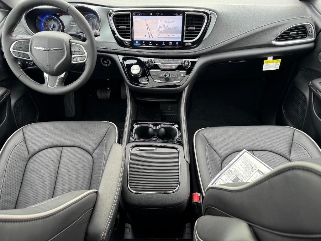 Chrysler Pacifica Vehicle Full-screen Gallery Image 09