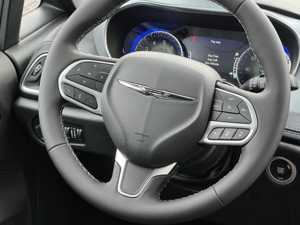 Chrysler Pacifica Vehicle Full-screen Gallery Image 10