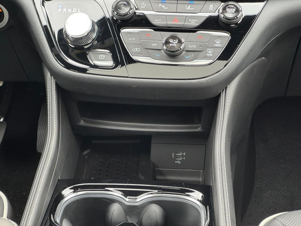 Chrysler Pacifica Vehicle Full-screen Gallery Image 12