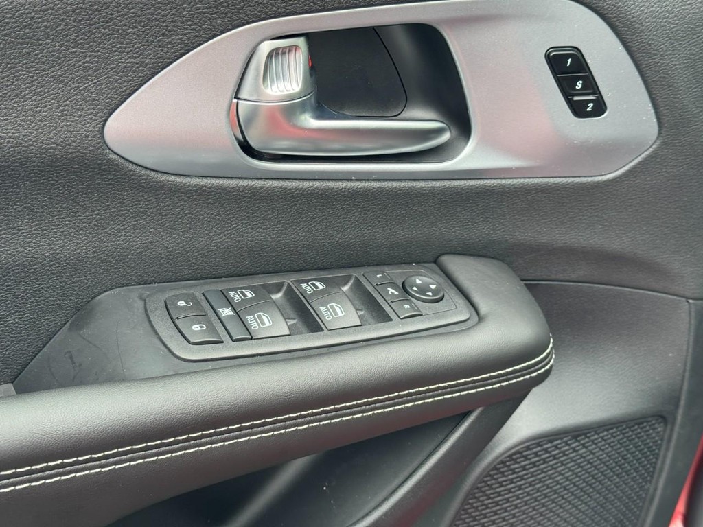 Chrysler Pacifica Vehicle Full-screen Gallery Image 13