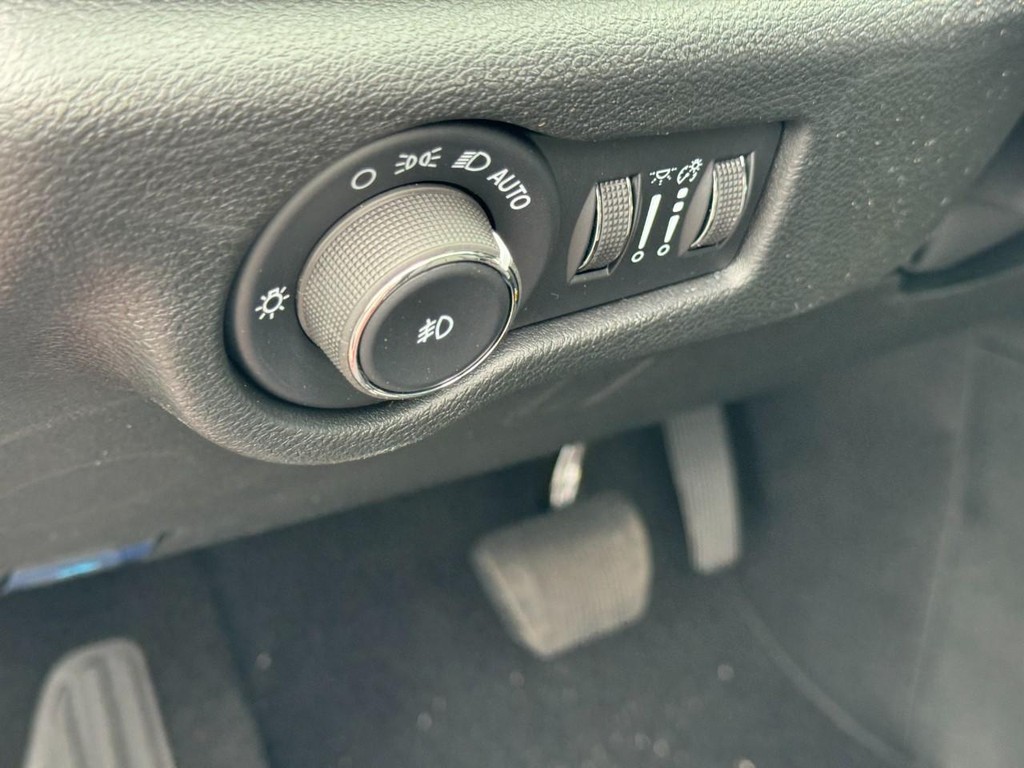 Chrysler Pacifica Vehicle Full-screen Gallery Image 14