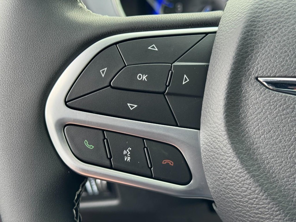 Chrysler Pacifica Vehicle Full-screen Gallery Image 15