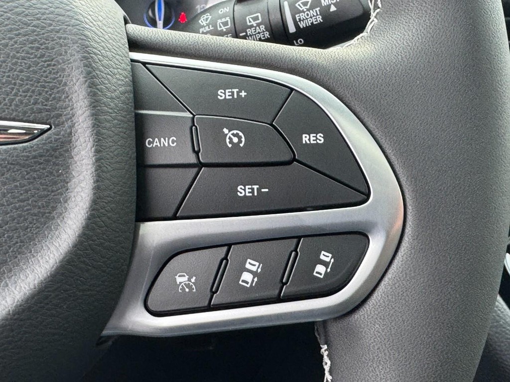Chrysler Pacifica Vehicle Full-screen Gallery Image 16