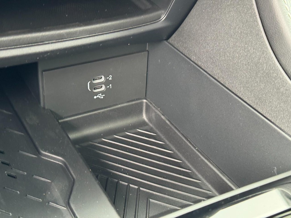 Chrysler Pacifica Vehicle Full-screen Gallery Image 17