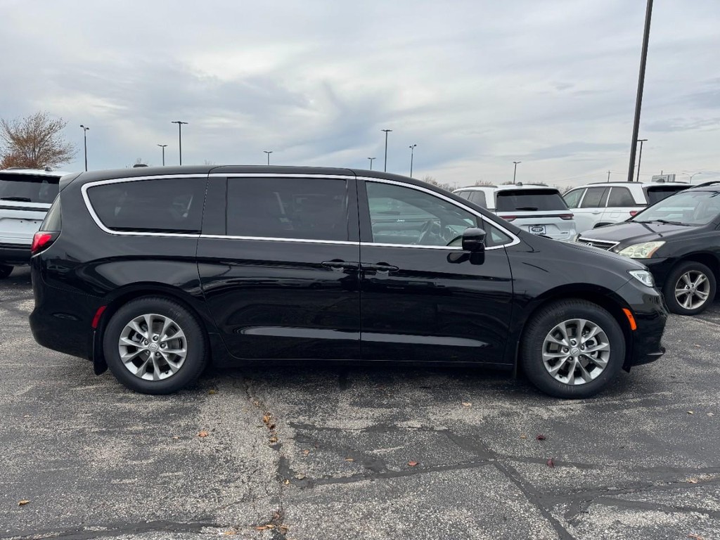 Chrysler Pacifica Vehicle Full-screen Gallery Image 03