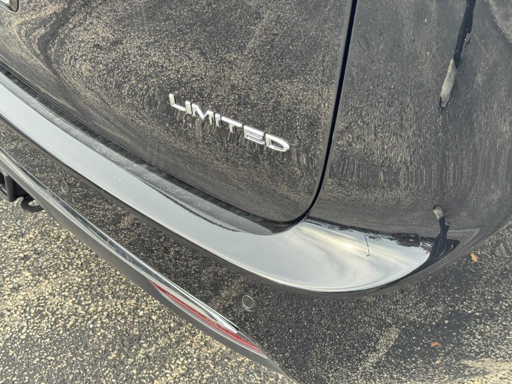 Chrysler Pacifica Vehicle Full-screen Gallery Image 05