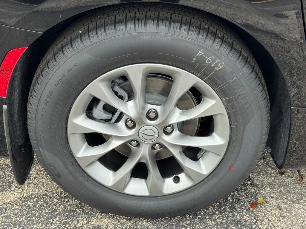 Chrysler Pacifica Vehicle Full-screen Gallery Image 06