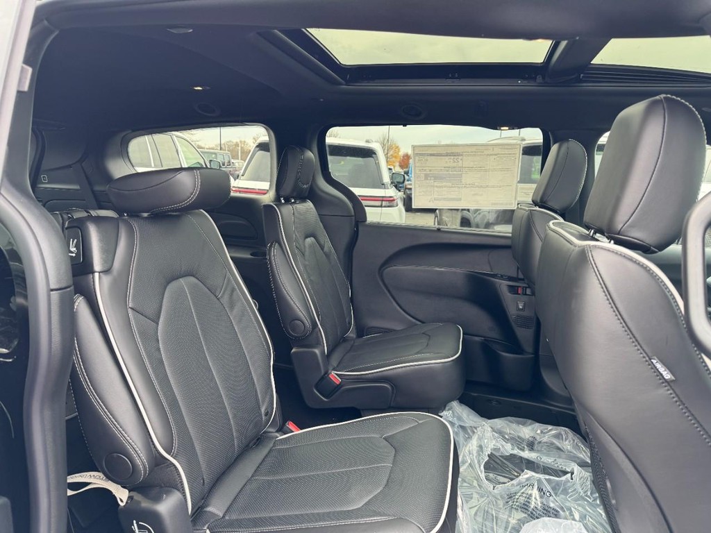 Chrysler Pacifica Vehicle Full-screen Gallery Image 07