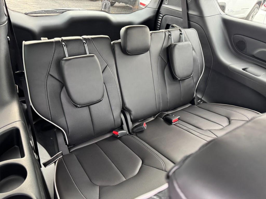 Chrysler Pacifica Vehicle Full-screen Gallery Image 08