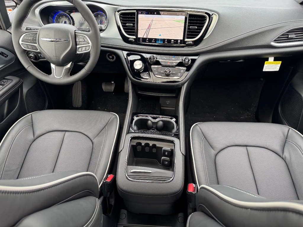 Chrysler Pacifica Vehicle Full-screen Gallery Image 09