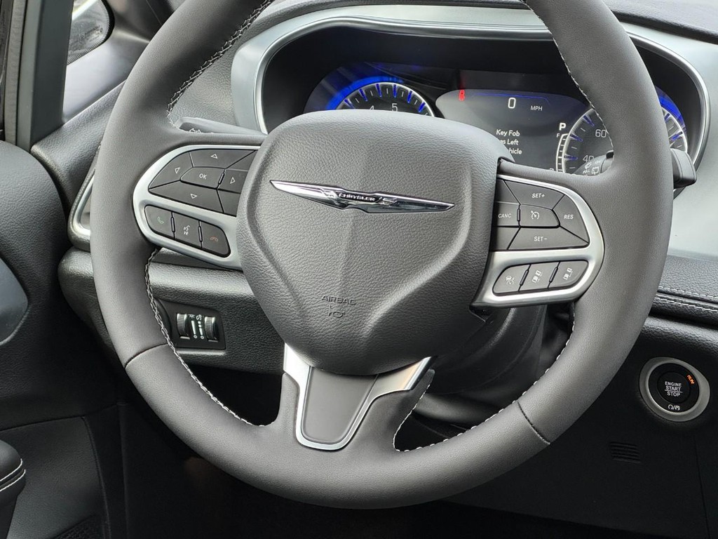 Chrysler Pacifica Vehicle Full-screen Gallery Image 10