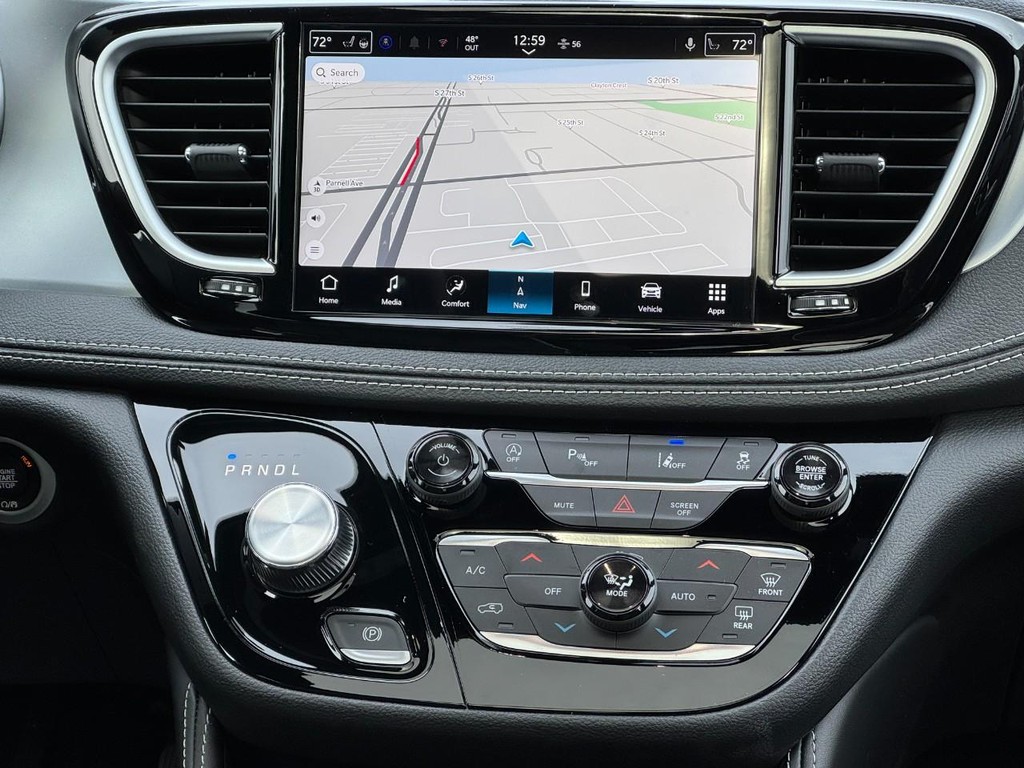 Chrysler Pacifica Vehicle Full-screen Gallery Image 11