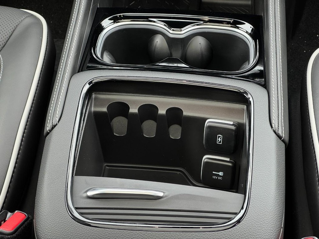 Chrysler Pacifica Vehicle Full-screen Gallery Image 12