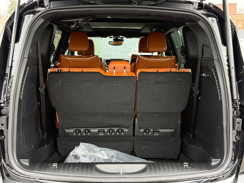 Chrysler Pacifica Vehicle Full-screen Gallery Image 05