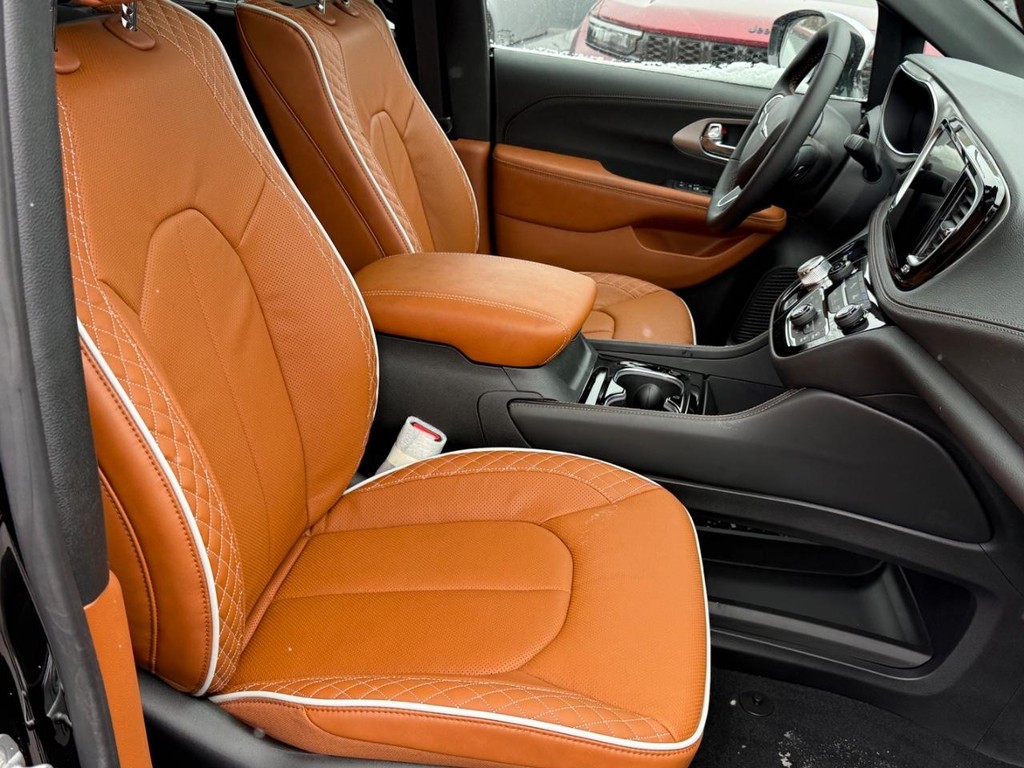 Chrysler Pacifica Vehicle Full-screen Gallery Image 06