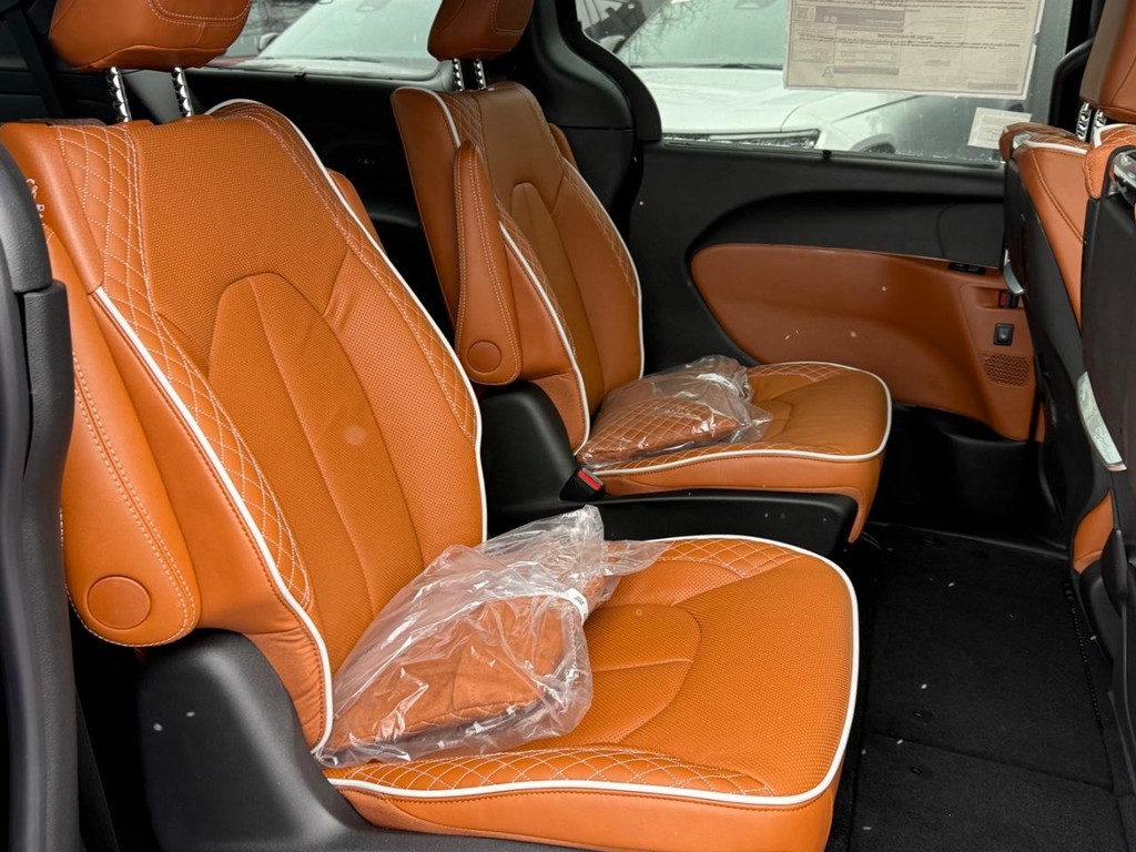 Chrysler Pacifica Vehicle Full-screen Gallery Image 07