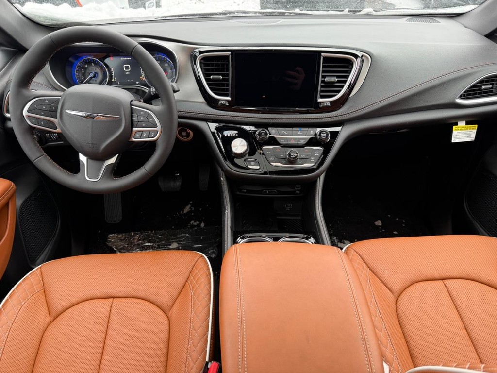 Chrysler Pacifica Vehicle Full-screen Gallery Image 09