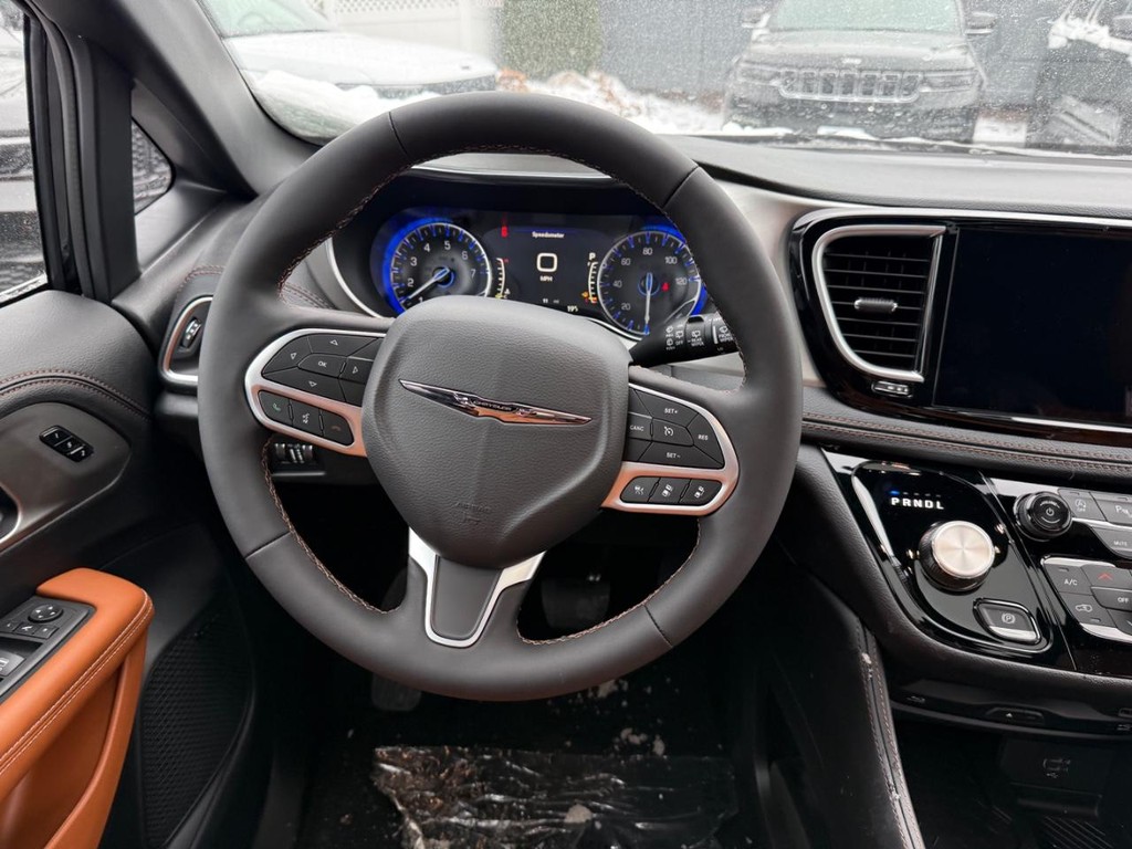 Chrysler Pacifica Vehicle Full-screen Gallery Image 10