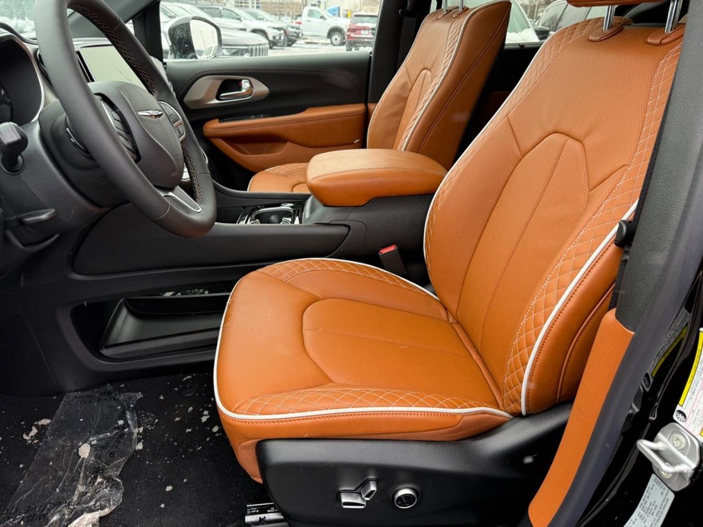 Chrysler Pacifica Vehicle Full-screen Gallery Image 13