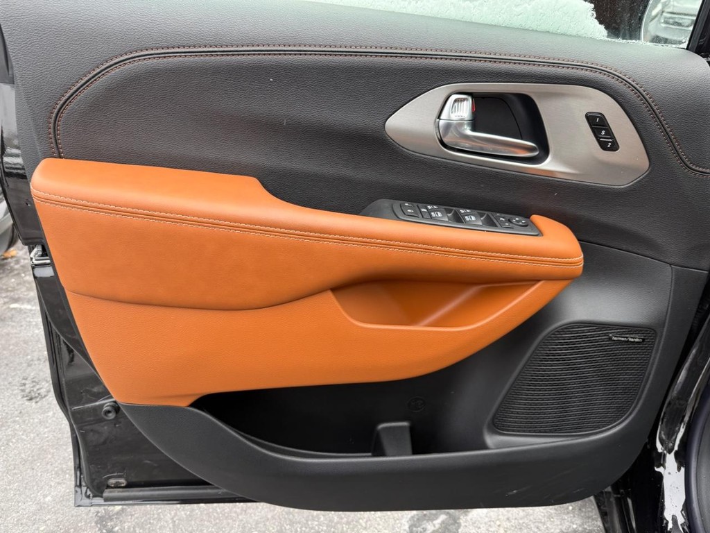 Chrysler Pacifica Vehicle Full-screen Gallery Image 14