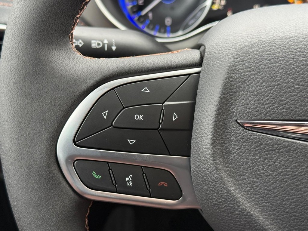 Chrysler Pacifica Vehicle Full-screen Gallery Image 15