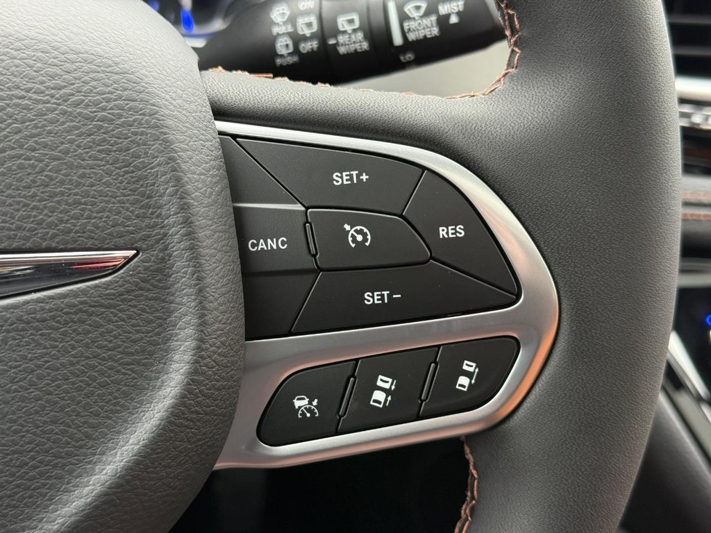 Chrysler Pacifica Vehicle Full-screen Gallery Image 16