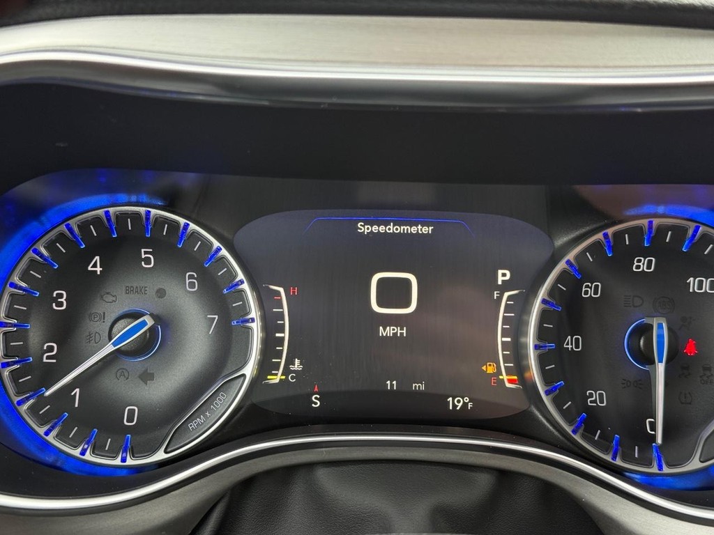 Chrysler Pacifica Vehicle Full-screen Gallery Image 17