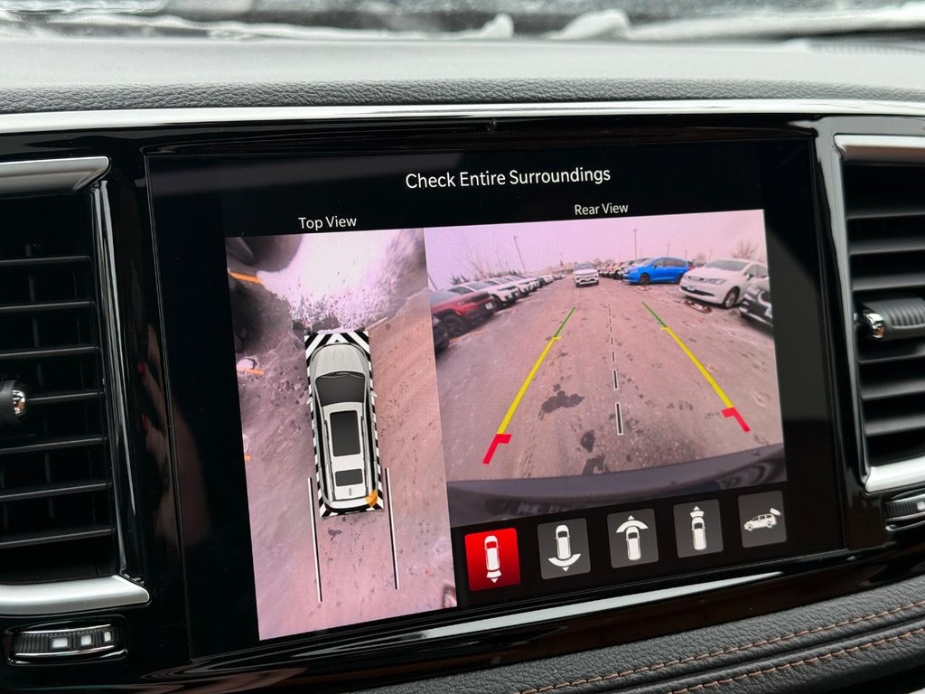 Chrysler Pacifica Vehicle Full-screen Gallery Image 19