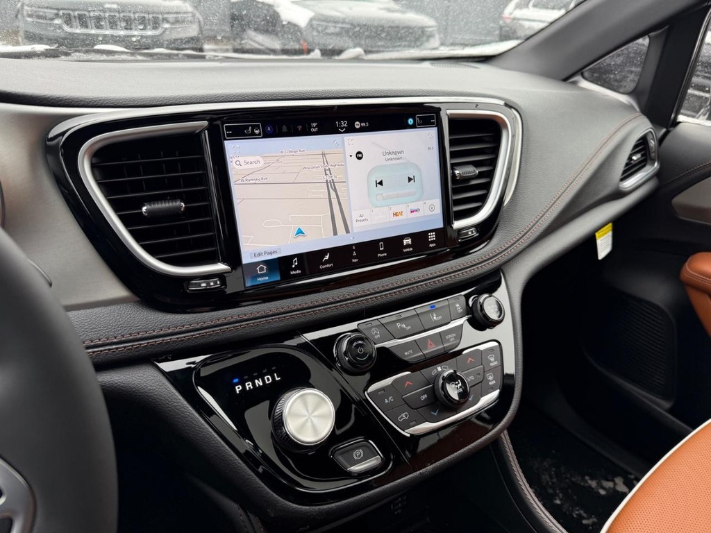 Chrysler Pacifica Vehicle Full-screen Gallery Image 20