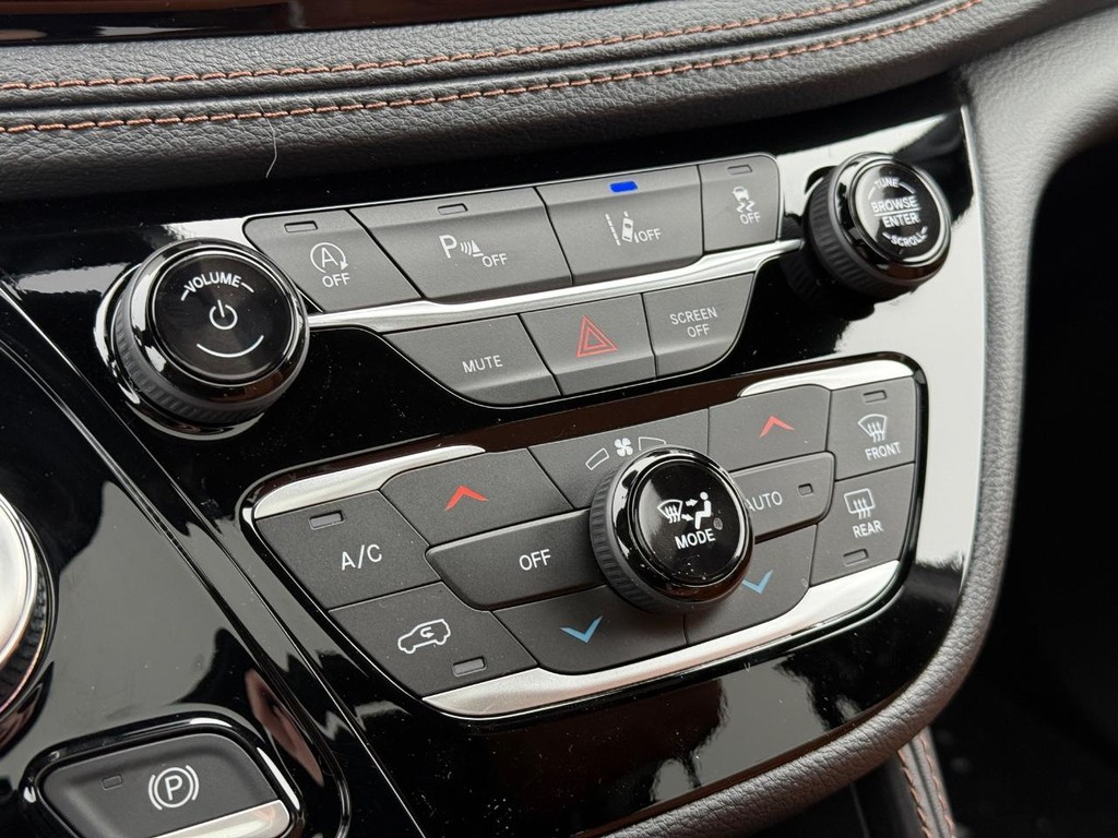 Chrysler Pacifica Vehicle Full-screen Gallery Image 22