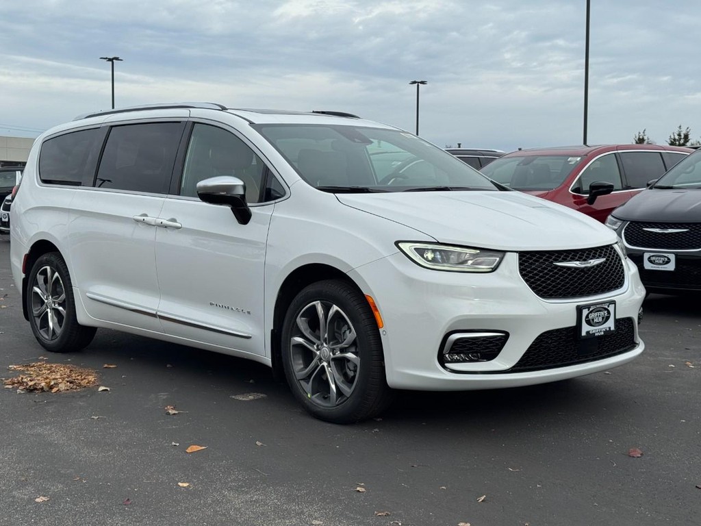 Chrysler Pacifica Vehicle Full-screen Gallery Image 02