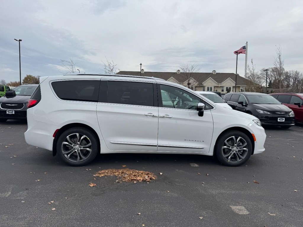 Chrysler Pacifica Vehicle Full-screen Gallery Image 03