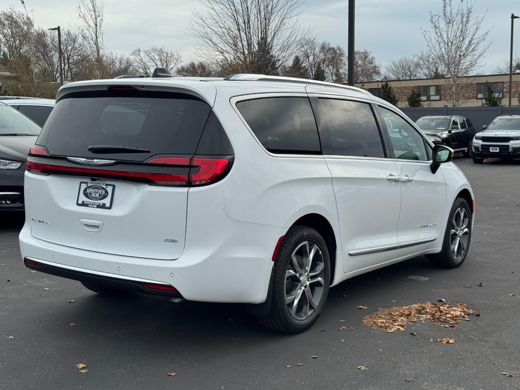 Chrysler Pacifica Vehicle Full-screen Gallery Image 04