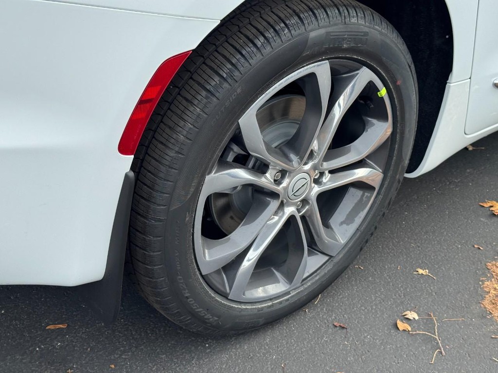 Chrysler Pacifica Vehicle Full-screen Gallery Image 06