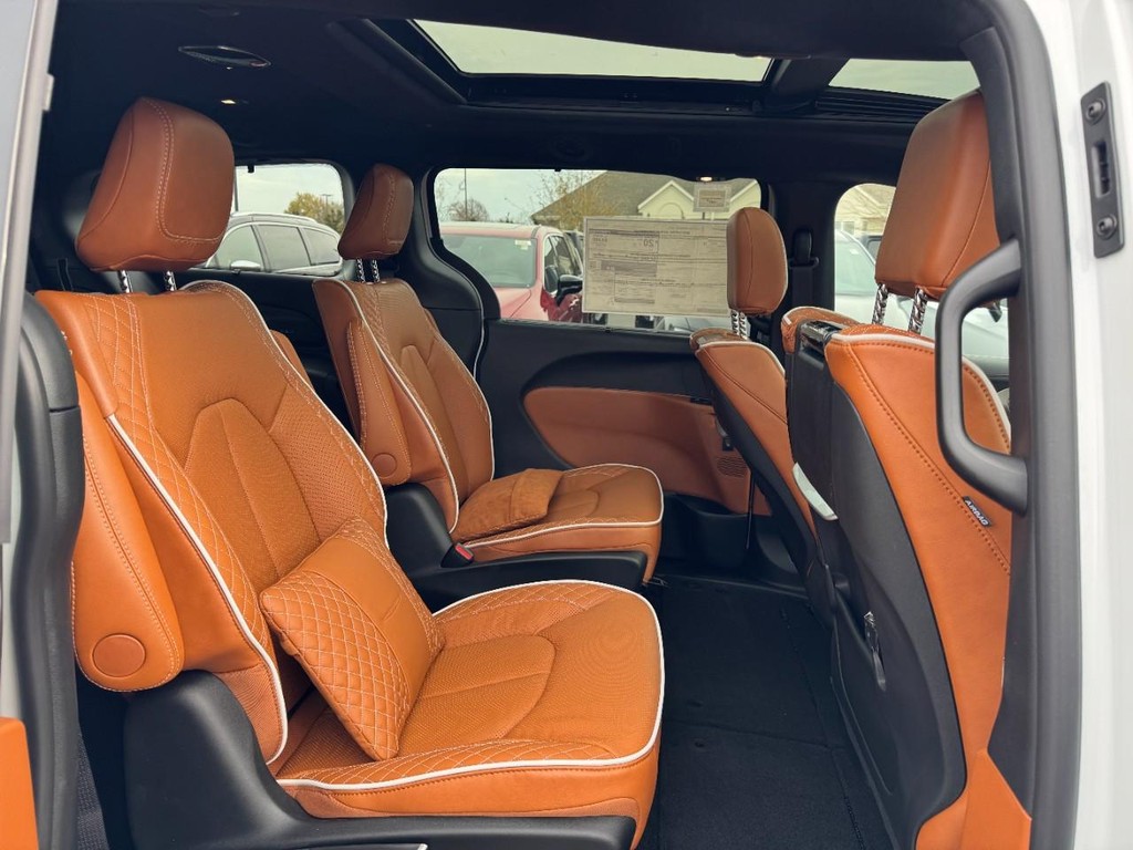 Chrysler Pacifica Vehicle Full-screen Gallery Image 07