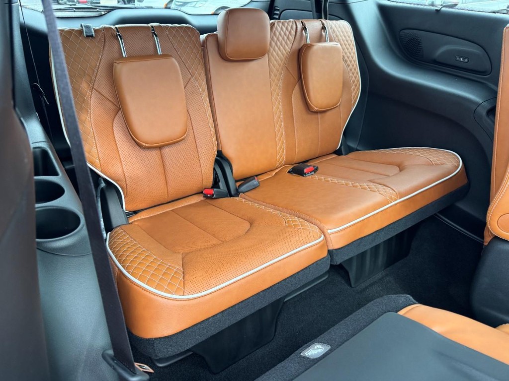 Chrysler Pacifica Vehicle Full-screen Gallery Image 08