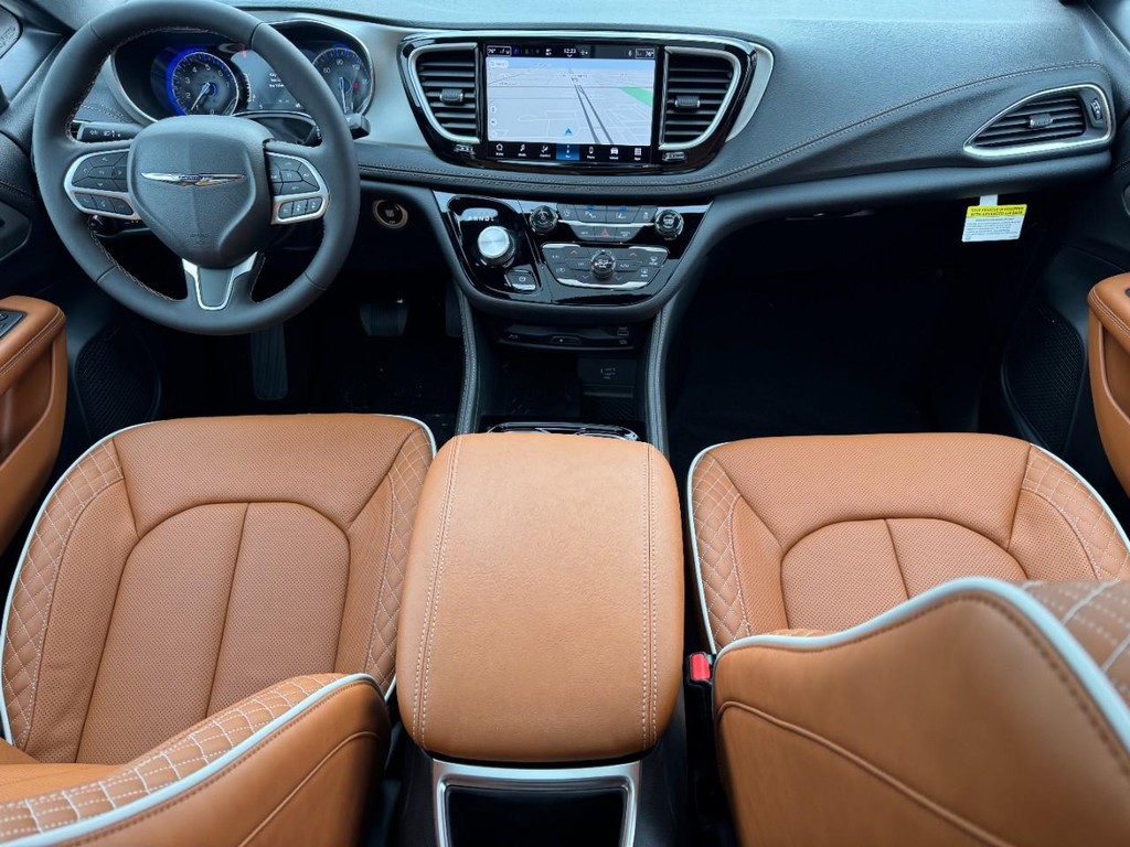 Chrysler Pacifica Vehicle Full-screen Gallery Image 09