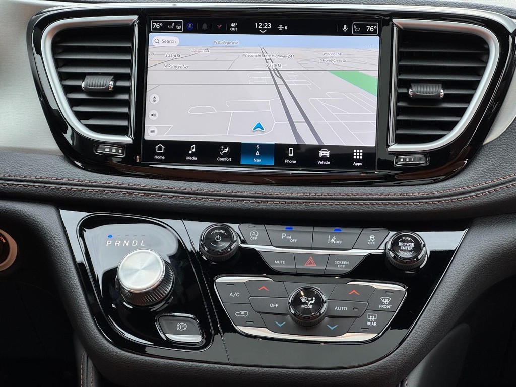 Chrysler Pacifica Vehicle Full-screen Gallery Image 11