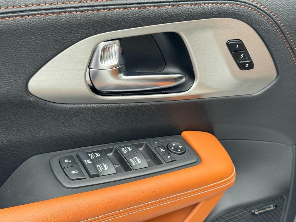 Chrysler Pacifica Vehicle Full-screen Gallery Image 12