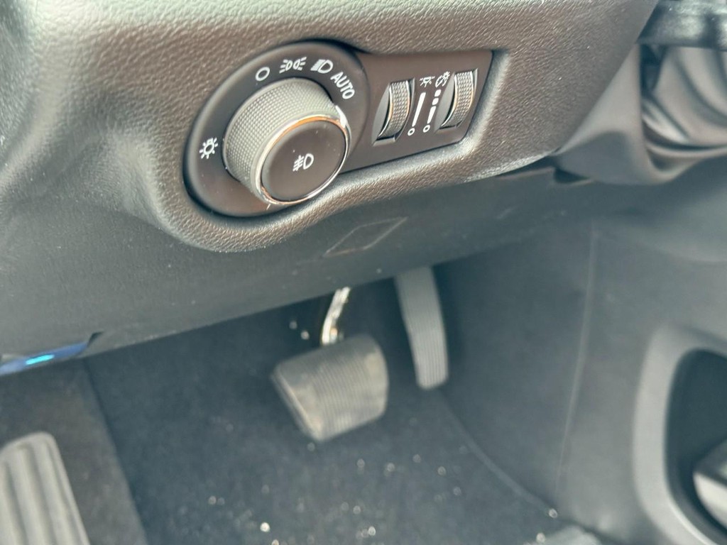 Chrysler Pacifica Vehicle Full-screen Gallery Image 13